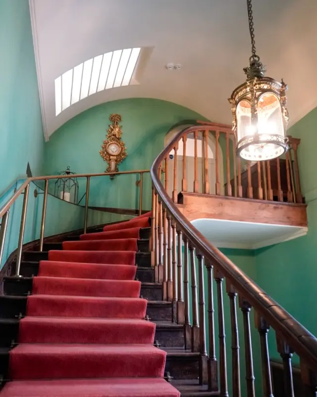 📸🏰 Stepping up through 800 years of history on the magnificent staircase at Malahide Castle! 

Every carved detail and creaking step tells a tale of the Talbot family.

A true architectural gem in the heart of Malahide. ✨

#MalahideCastle #CastleLife #HistoryStepByStep #SpiralStairs #DublinCastles #IrelandAdventures #Malahide #GuidedTours