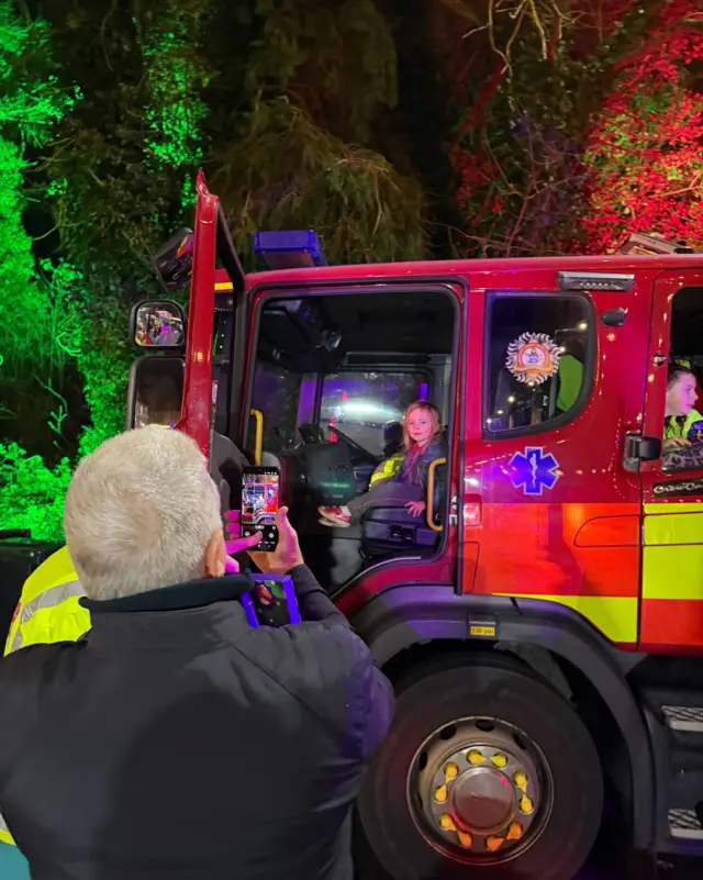 Community Stakeholder Night at Malahide Castle & Gardens was pure Christmas magic.🎄🎅🎁

Children lit up with excitement when they explored the Wonderlights Trail✨🌟met Santa 🧑‍🎄& mingled with the mounted guards & Defence Forces.

A truly special evening celebrating community, joy & festive magic✨

Thank you all! 🫶🏼

#MalahideCastleAndGardens #followfoxevents #Wonderlights #CommunityNight #ChristmasTogether #GardaSiochana @follow_fox_events @wonderlightsire