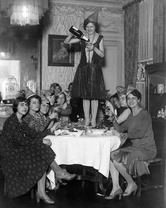 ✨ Nollaig na mBan – Little Christmas ✨

January 6th marks the traditional end of Christmas in Ireland. Known as Women’s Christmas, it was a day when household roles were reversed and women enjoyed a well-earned rest after the festive season.

Traditionally marked with tea, conversation and the last of the Christmas cake, it was a gentle close to the holidays - even as everyday routines resume.

#NollaigNaMBan #LittleChristmas #MalahideCastle #IrishTraditions #HistoricIreland #VisitDublin #EndOfChristmas #WinterInIreland #IrishHeritage #WomensChristmas