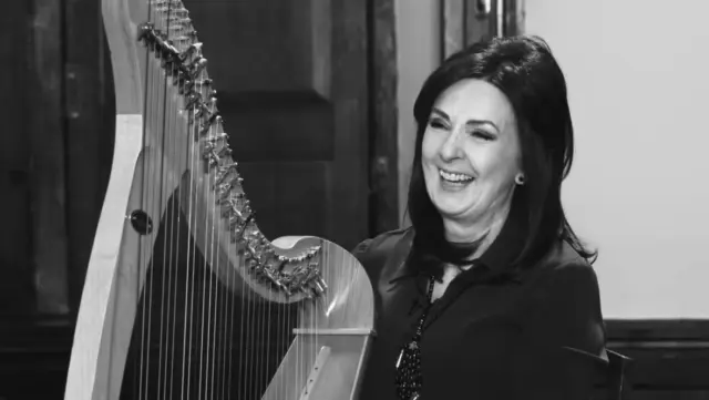 We were sad to hear about the passing of Moya Brennan, the “First Lady of Celtic Music” and lead singer of Clannad. She is pictured here performing a session at Malahide Castle as part of TradFest: The Fingal Sessions, showcasing her iconic voice in the castle’s historic setting. 

These sessions featured her along with family members and other renowned artists in the Great Hall.

🇮🇪 Tá muid fíor bhrónach fa bhás Mháire Ní Bhraonáin, príomh cheoltóir Clannad agus Céad Bean Ríoga ceol na gCeilteach. 
Tá sí le feiceáil anseo nuair a ghlac sí páirt I dTradfest, séisiún a bhí I gCaisleán Mhullach Íde mar pháirt de Séisiún Fhinne Ghall , agus í ag cuir I láthair a glór dochréidte I dtimpeallacht stairúil an Chaisleáin. 
Bhí sí I measc a dteaghlach agus ceoltóirí cháilliúil eile le linn an seisúin iontach seo.
